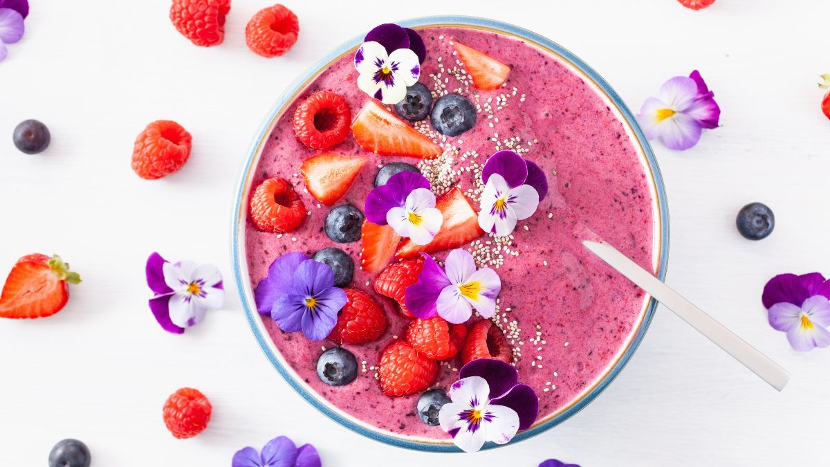 healthy-summer-berry-smoothie-bowl-with-flowers